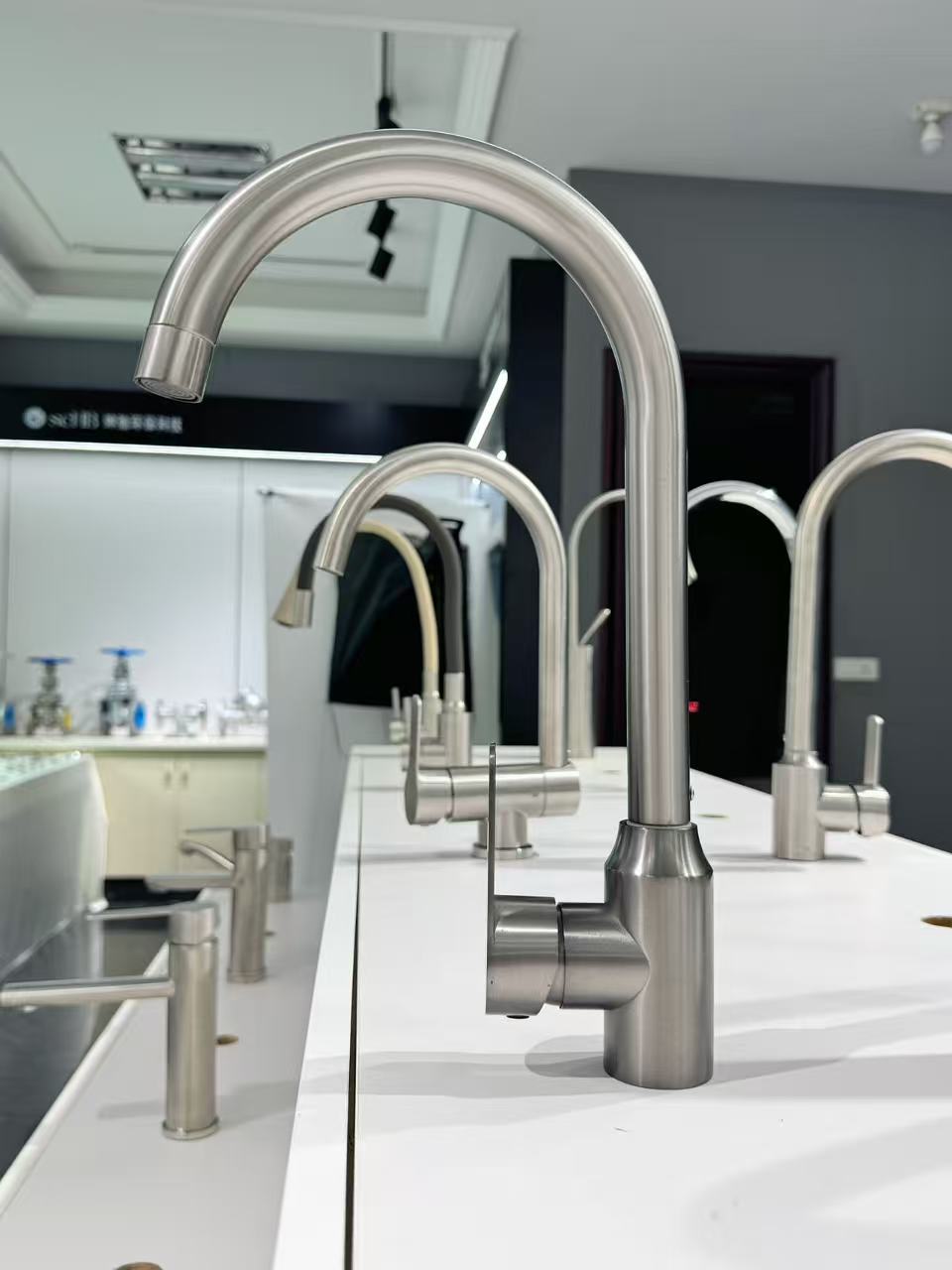 Large Curved Rotatable Hot And Cold Water Faucet